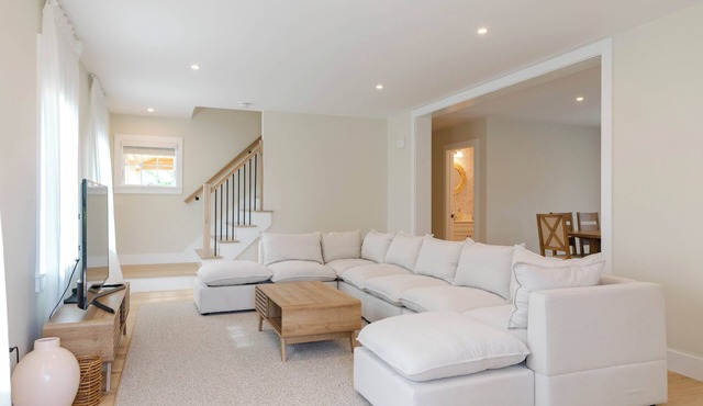 PRICE-DROP! New construction spacious 5-bedroom house/Mid-island/Central Air