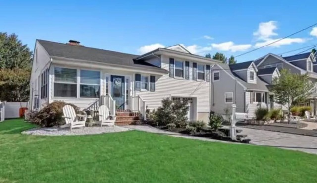 PRIN209 | "Seacret Hideaway" - Updated full home in north end location, private yard, 4 badges!