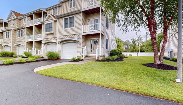 Pristine West OC townhome close to shopping, w/kitchen, washer/dryer & free WiFi