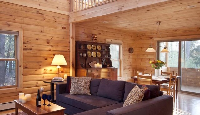 Pristine Woodstock Mountaintop Log Cabin — Minutes to Town
