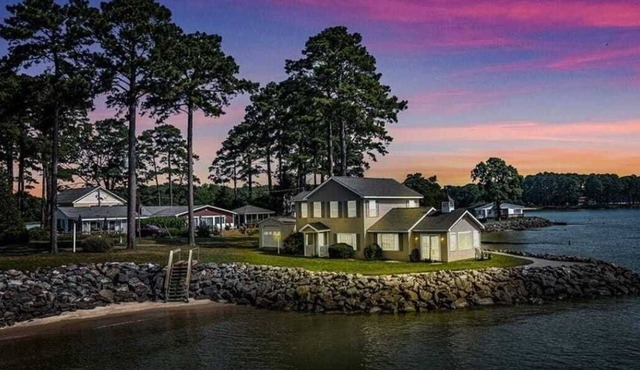 Private Beach Peninsula Retreat