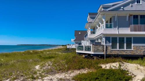 Private beach Stunning views Pool and Tennis