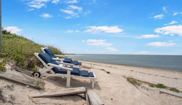 Private Beachfront Cottage, Secluded and Romantic in Wading River