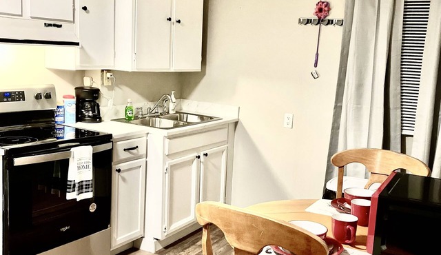 Private Cottage Nice Peaceful and Relaxing, Historic District Pet Friendly