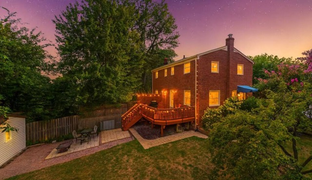 Private Deck & Backyard - Sleeps 6 - 20min to DC