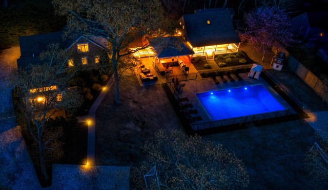 Private estate, 3 homes, pool, outdoor kitchen, walk to beach!