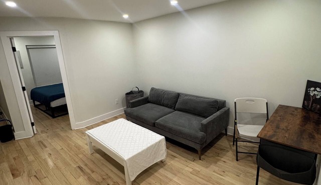 Private garden room, king-size bed, 7m to subway, 20m to Manhattan