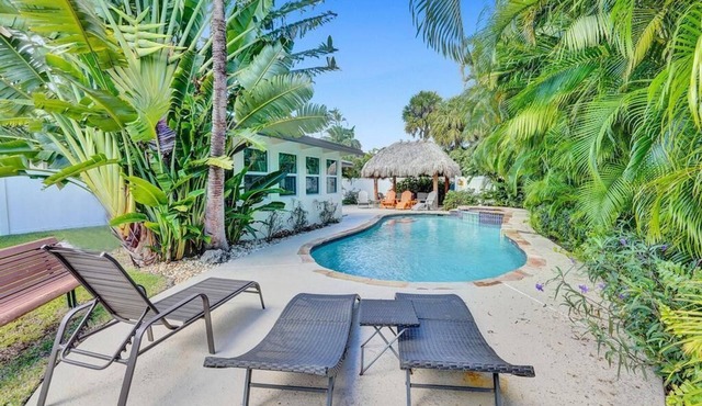 Private heated Pool, 6 minute walk to the beach and shopping