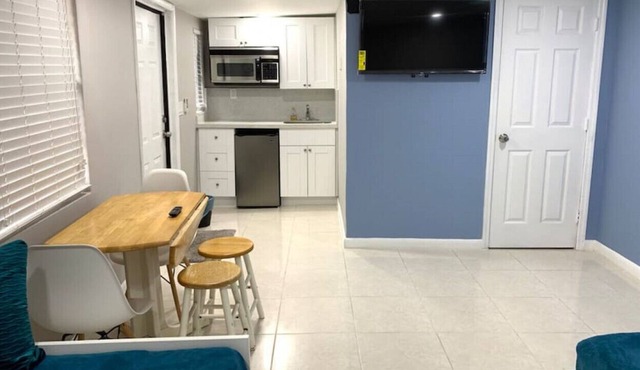 Private Hollywood Studio Near Beach & Hard Rock