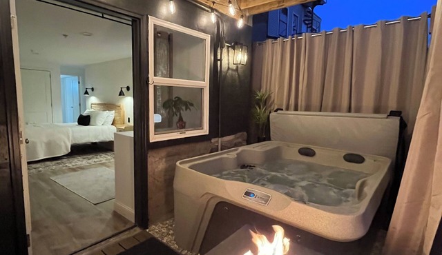 Private Hot Tub, BBQ & Fire Table. Downtown Albany! Walk to Capitol & MVP Arena