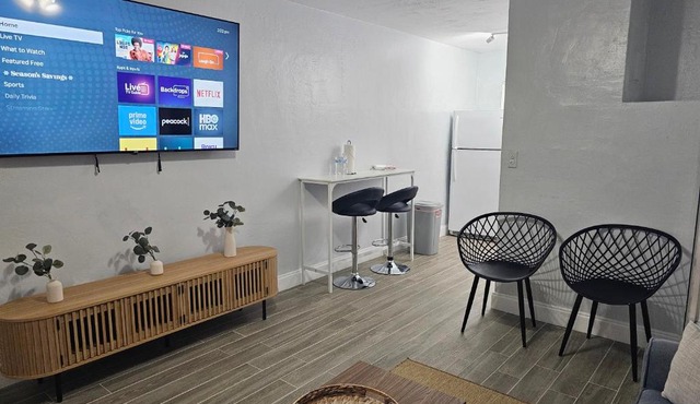 Private Modern 1 Bedroom 6 Miles to Hard Rock Stadium