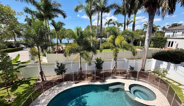 Private Pool house 1 mile from beach