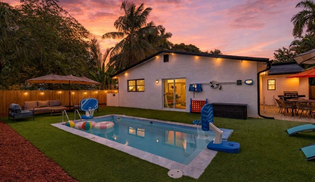 Private Pool + Indoor Basketball + Near Las Olas & Beach | Hoop & Splash House