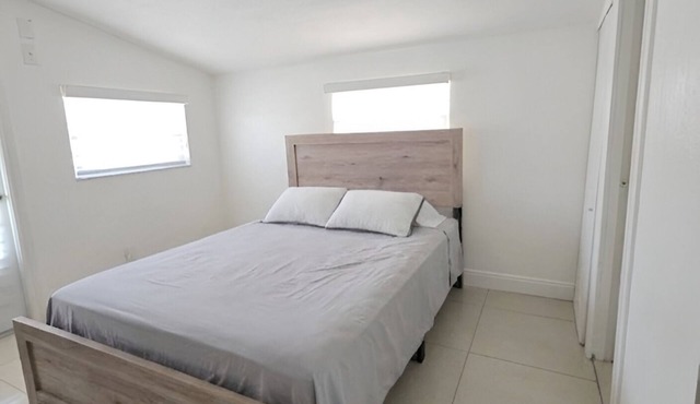 Private Room w/Private Bath Near Hard Rock & Airport
