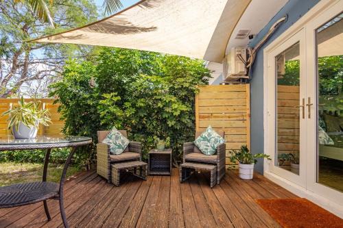 Private Studio Retreat Patio Near Beach