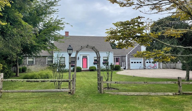 Private upscale 4BR escape near town , peaceful setting & perfect for families.