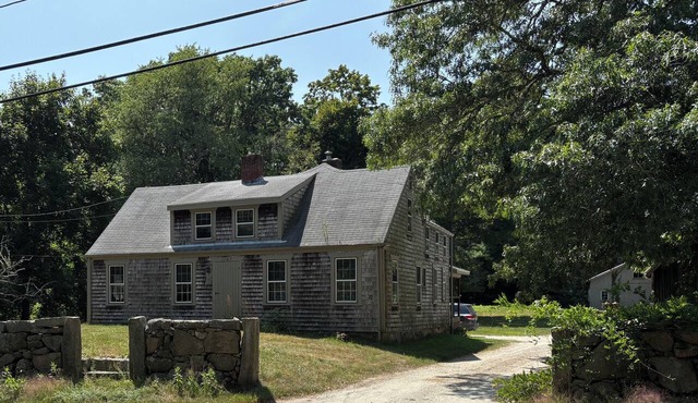 Quaint 2-bedroom house in South Dartmouth historic area perfect for summer stay