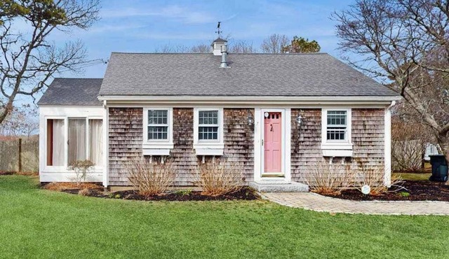Quaint Chatham home w/beautiful backyard & furnished multi-level deck, dogs OK