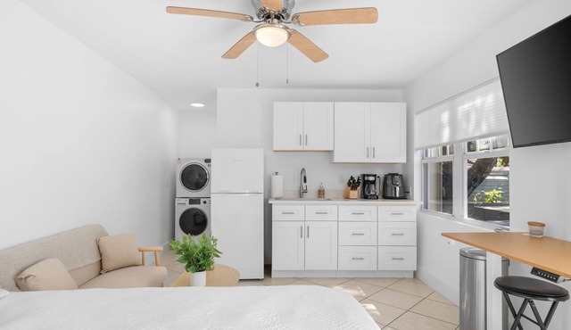 Quaint cottage in delightful Fort Lauderdale with WiFi and AC
