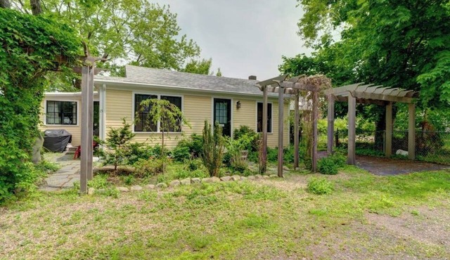Quaint getaway with full kitchen and lush yard - close to the beach and downtown