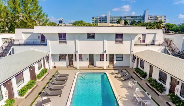Queen Bed + Twin 1 Block to Beach Heated Pool