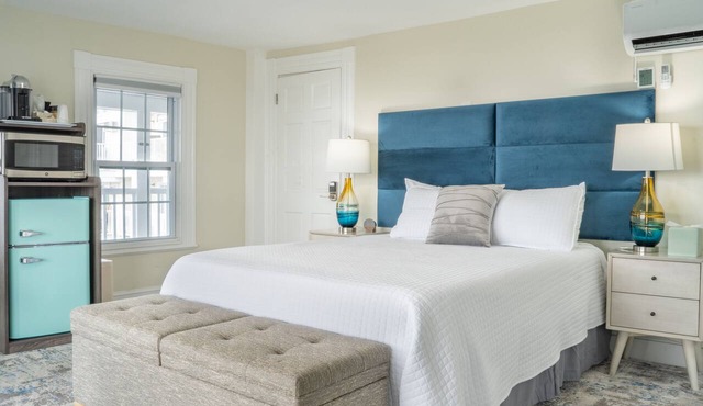 Queen room with private oceanfront balcony - incredible views!