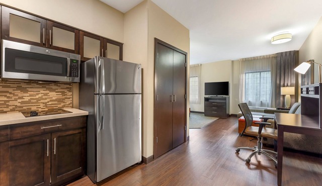 Queen Studio w/Work Desk | Free Breakfast + Pool