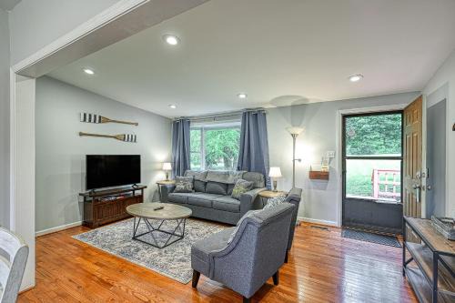 Quiet lake home with two kayaks, furnished deck, grill & fast WiFi - dogs OK