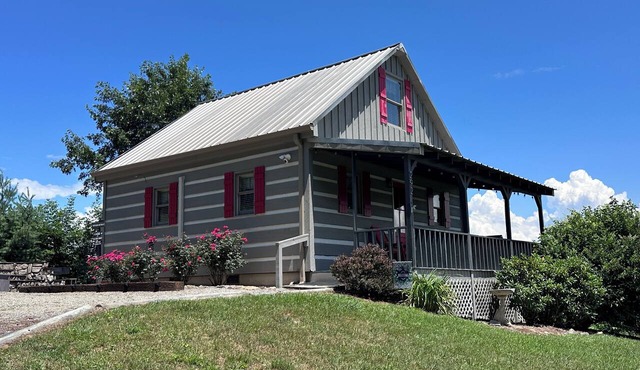 Quiet Mountain View Cabin on 2+ Acres w/Hot Tub overlooking The New River!