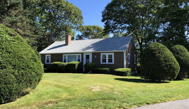 Quiet private Centerville cottage, walk to beach, central A/C, parking pass.
