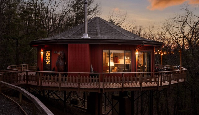 Quirky & Unique Treehouse with 360 views, Hike, Lake, Golf