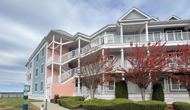 Rachel's Retreat- 3BR, 2 Bath Waterfront condo pool -Linens & Towels Provided