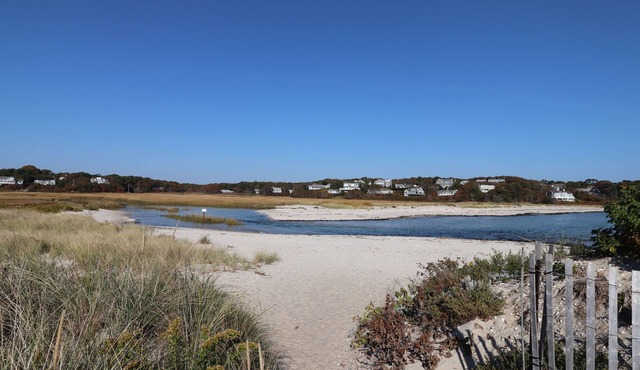 Rambling 9 bedroom within walking distance to Red River Beach.