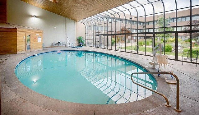 Relax and Recharge! 4 Relaxing Units, Indoor Pool, FREE Parking, Pets Allowed!