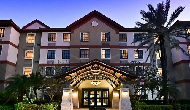 Relax and Unwind! 2 Pet-friendly Suites, Outdoor Pool, with Free Breakfast!