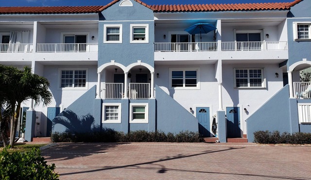 Remodeled Beach House 4/4 less than a block to beautiful HOLLYWOOD BEACH!