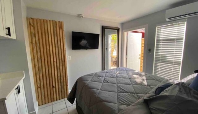 Remodeled Beach Cottage, Queen Bed , Walk to Ocean, Dining & Shops!