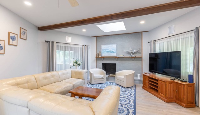 Renovated Getaway: A/C, Tennis, Private beach on North Bay. Close to everything