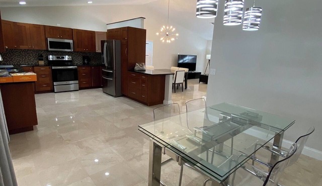 Renovated house w/saltwater pool & huge backyard In Coral Springs