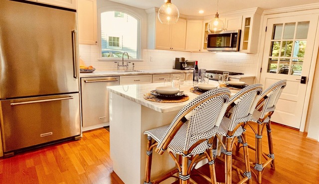 Renovated Luxury Cottage - Walk to Private Beach