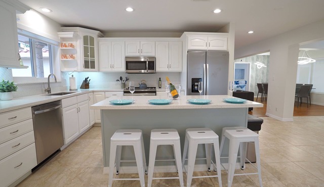 RENT LUXE VACATION HOMES 5 STAR 4 BED + HEATED POOL WALK TO BEACH!