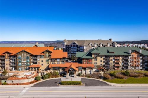 RF 219 Ski-InOut Hot Tub & Garage Sleeps 4