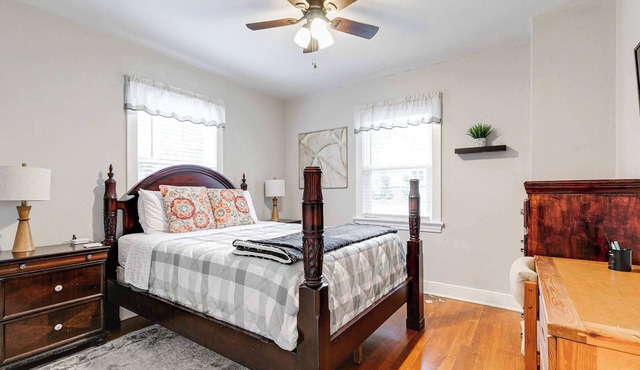 Richmond Oasis: Fire Pit, Fenced & Free Parking 2B