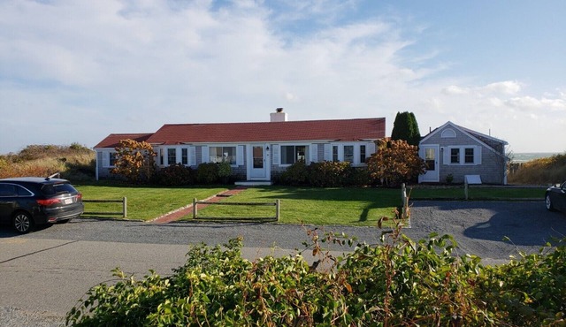 Right on the beach, gated community, Spacious 5-bedrms house in Yarmouth with AC