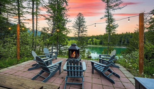 Riverfront Cabin, Hot Tub, Mountain Views