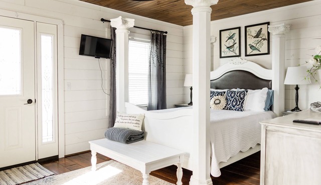 Romantic Vista Cottage - Walnut Creek, walking distance to restaurants, shops.