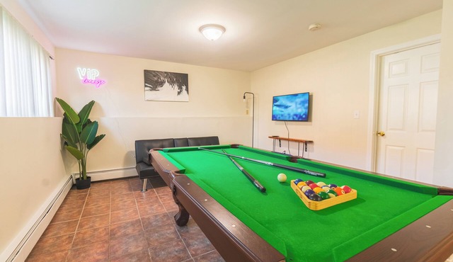 Roomy Boston 5BD-3BA-Pool Table-Free Parking