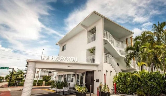 Royal 2 Apt/Hotel with pool in Miami Beach
