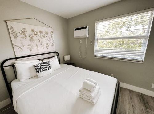 Rustic Retreats Cozy 1BR for 4 guests minutes from Las Olas