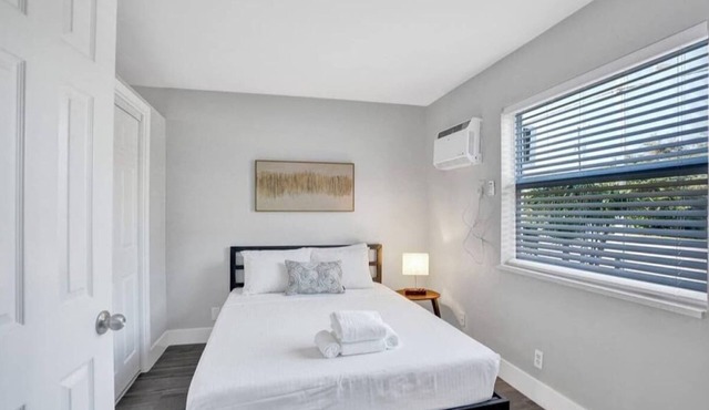 Rustic Retreats 1BR minutes from Las Olas